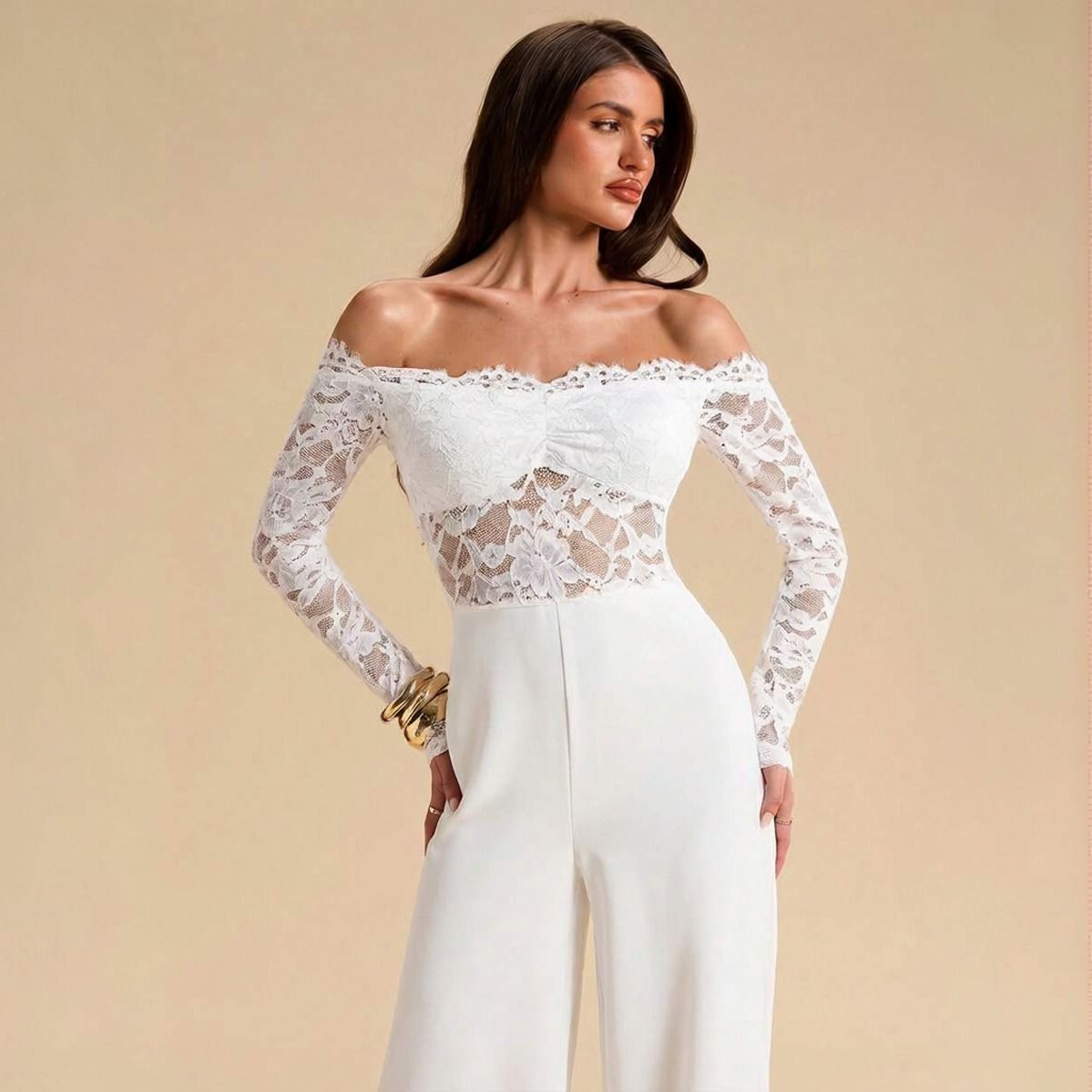 Detalle del cuerpo en encaje floral blanco con motivos grandes y forro bustier visible en zona del busto