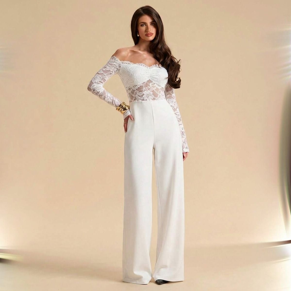 Enterito blanco off-shoulder con mangas largas de encaje y piernas palazzo rectas hasta el suelo