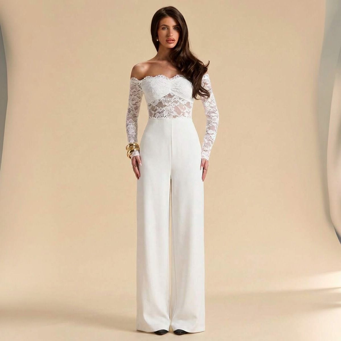 Enterito blanco con borde festoneado en escote off-shoulder y encaje floral semitransparente en torso