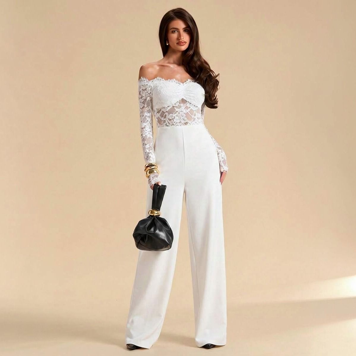 Enterito blanco de cuerpo entero con encaje floral en torso y mangas, pantalón palazzo liso blanco