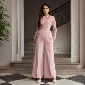 Enterito palazzo rosado con cuerpo de tul bordado floral y pantalón de pierna ancha, vista frontal completa