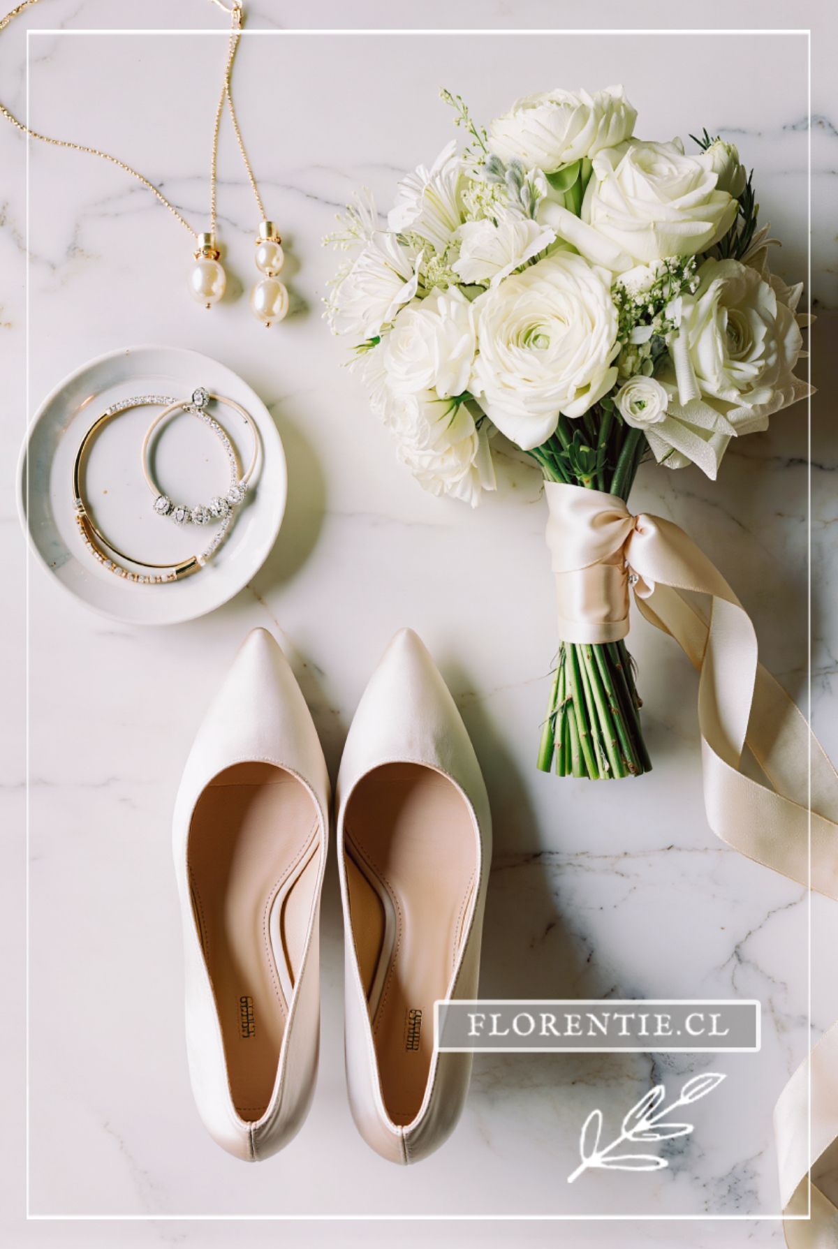 Accesorios para vestido de novia civil — zapatos nude, joyería de perlas y ramo de rosas blancas sobre mármol