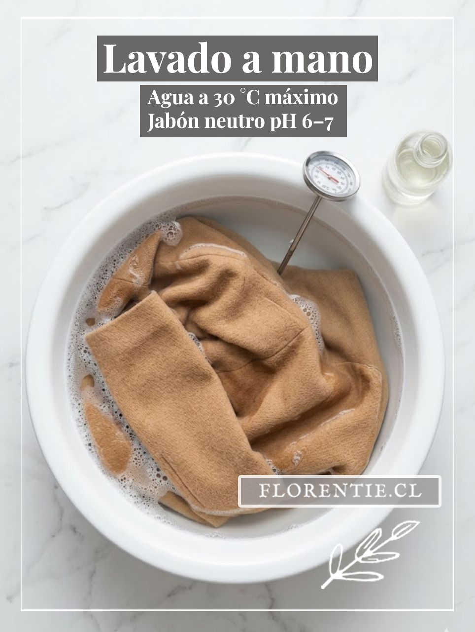 Abrigo de lana camel sumergido en palangana con agua a 30°C y jabón neutro — lavado a mano correcto