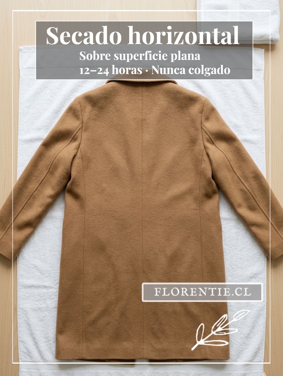Abrigo de lana camel extendido en plano sobre toalla blanca — secado horizontal correcto sin colgar