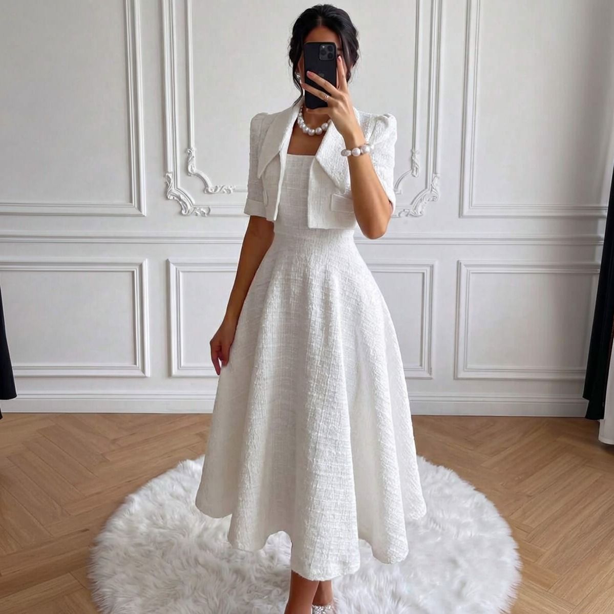 Vestido blanco tweed con chaqueta cropped vista frontal, detalle de solapas, bolsillos y textura del tejido