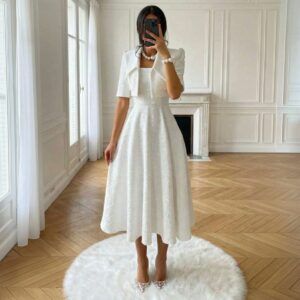 Vestido blanco tweed midi con chaqueta cropped puesto, vista frontal completa con falda evasé y escote cuadrado