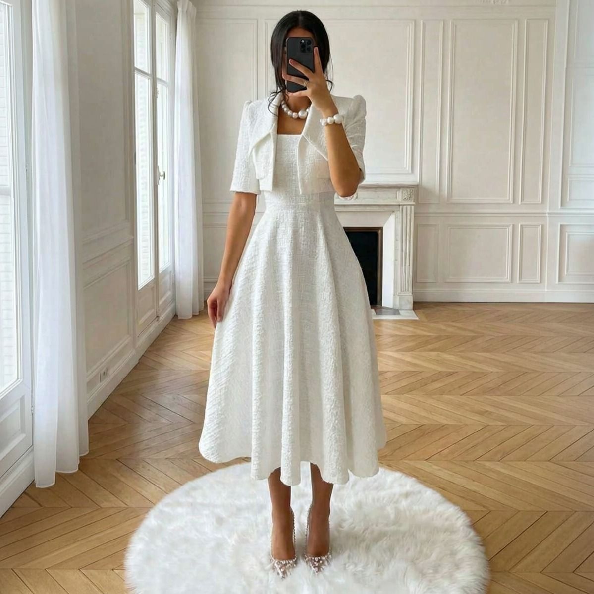 Vestido blanco tweed midi con chaqueta cropped puesto, vista frontal completa con falda evasé y escote cuadrado