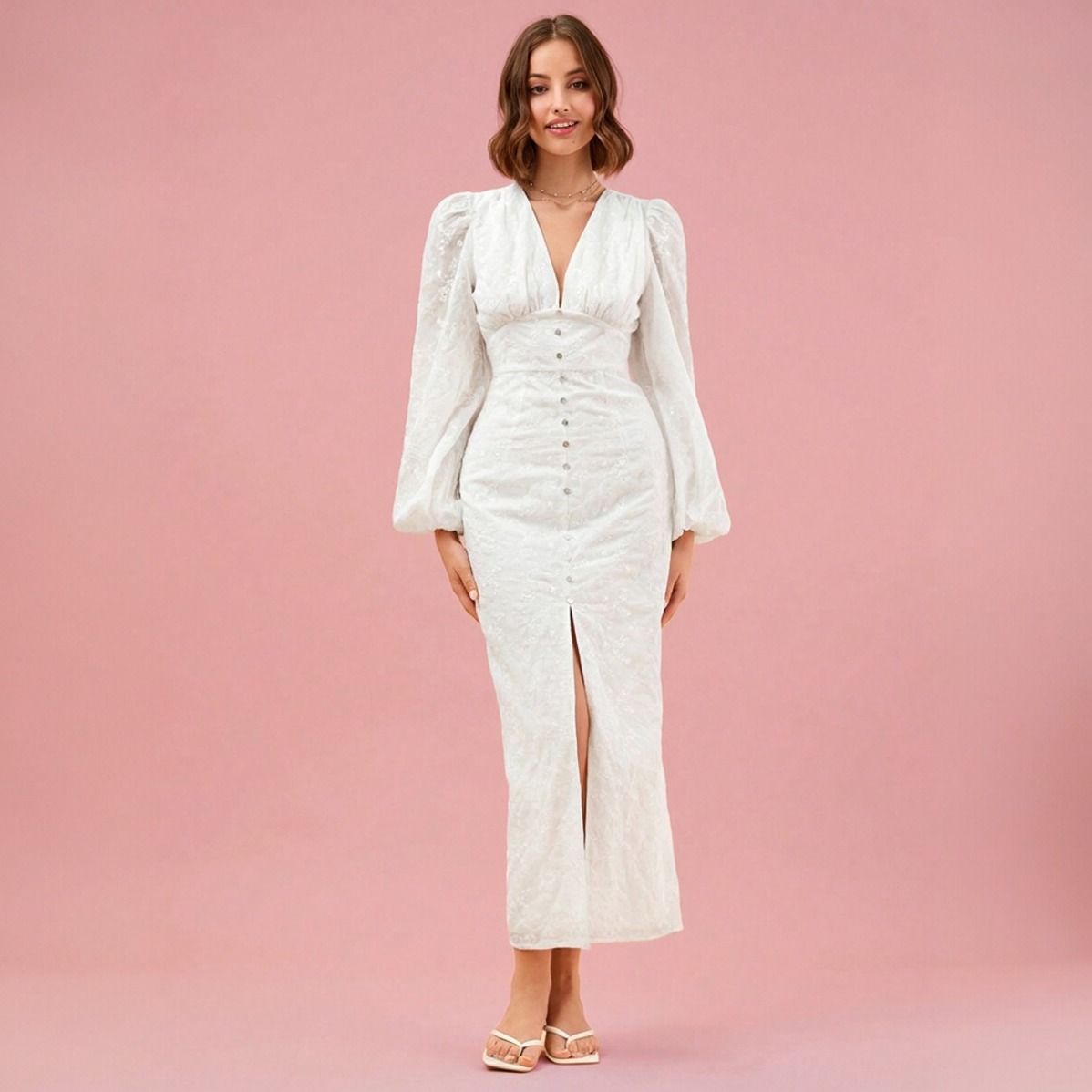 Vestido midi blanco bordado con silueta ajustada, escote V y línea de botones desde el busto al ruedo