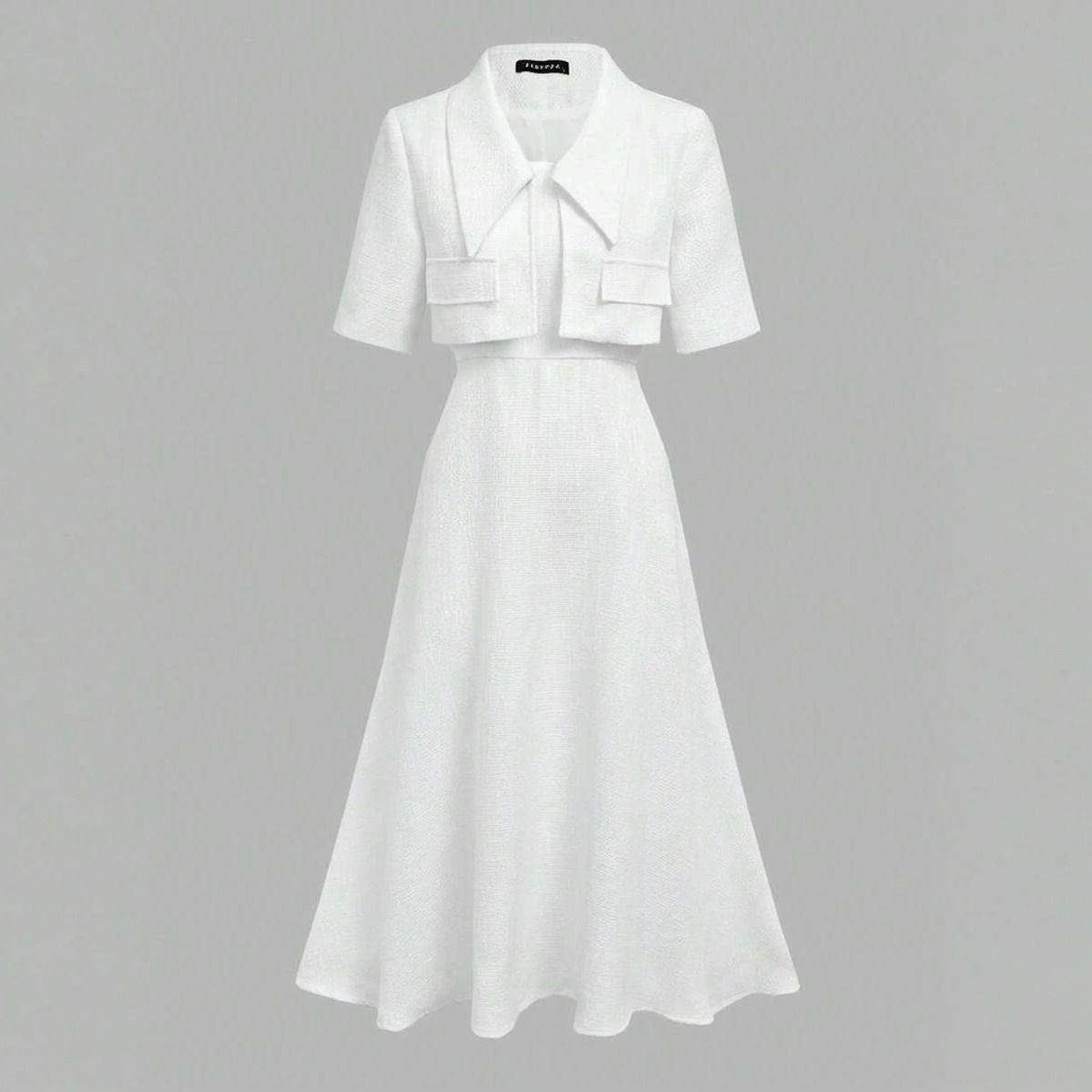 Conjunto completo vestido midi tirantes y chaqueta cropped tweed blanco sobre fondo gris, vista frontal