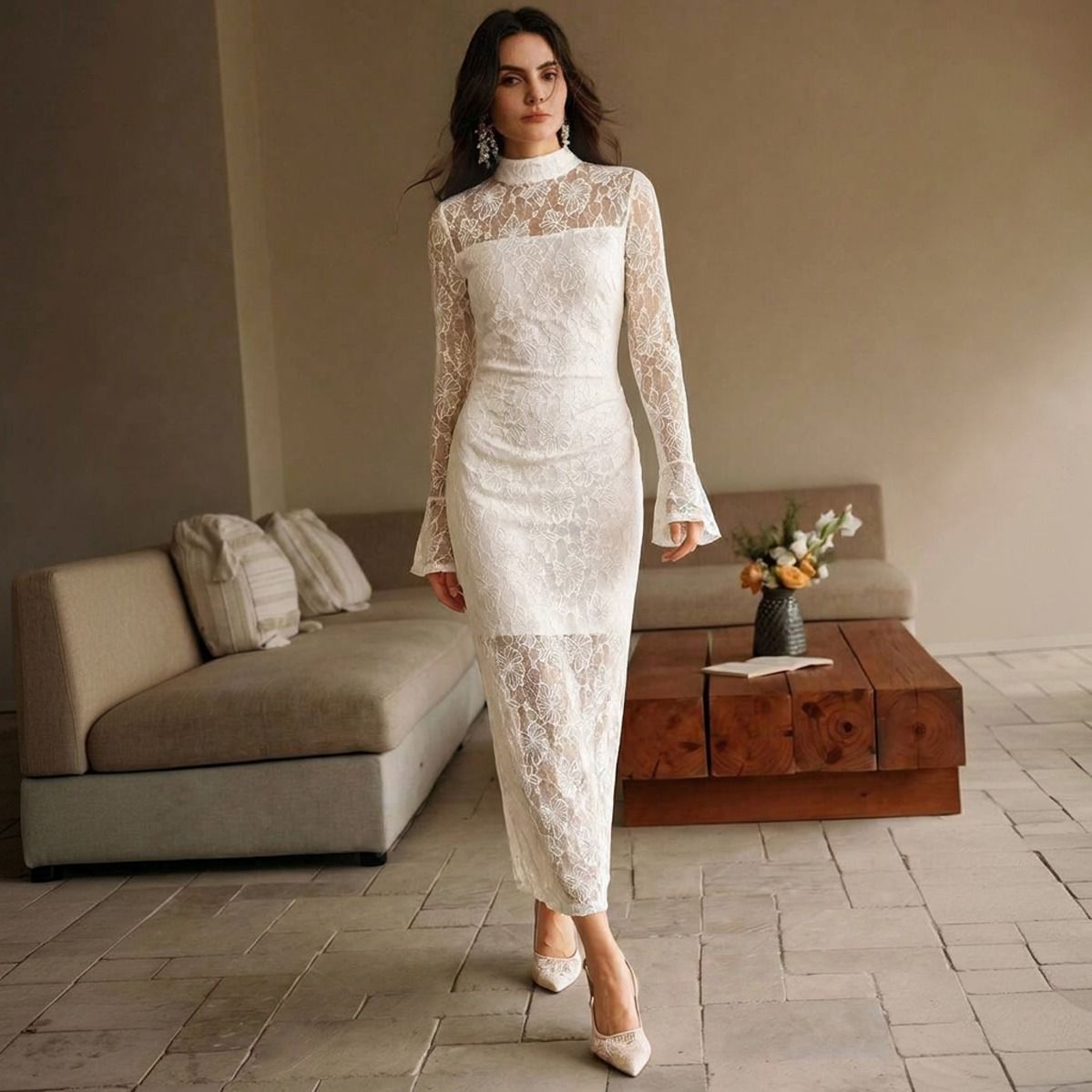 Vestido midi ajustado de encaje blanco con cuello alto y forro interno visible hasta la rodilla, vista frontal de pie
