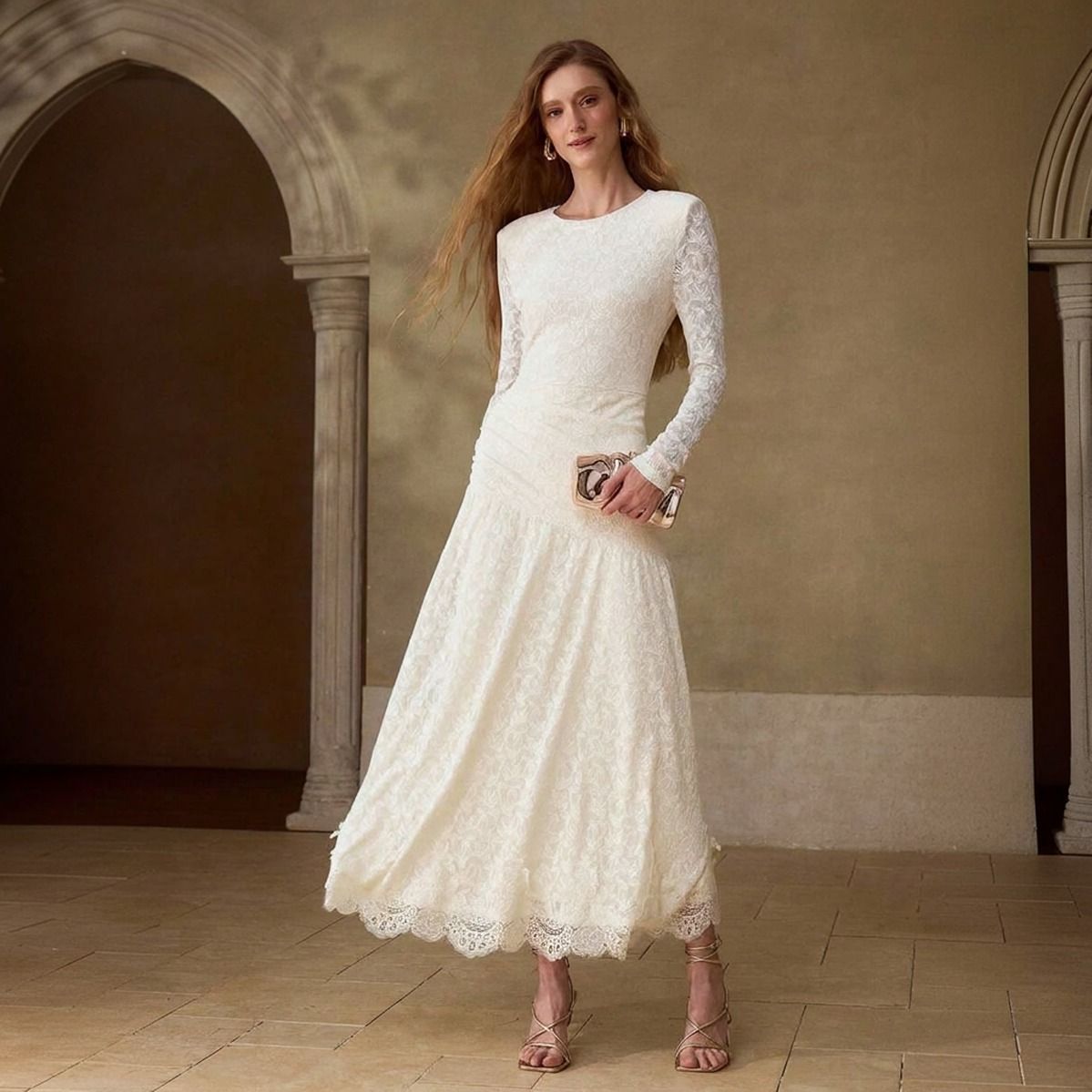 Vestido blanco marfil de encaje floral con manga larga y falda evasé hasta el tobillo con borde festoneado, vista frontal de cuerpo completo