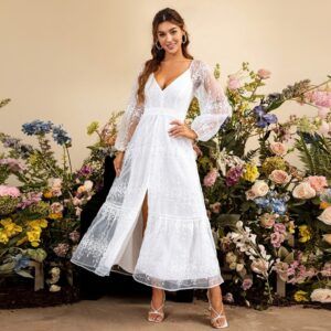 Vestido blanco largo de encaje floral visto de frente con escote V, mangas abullonadas transparentes y abertura lateral