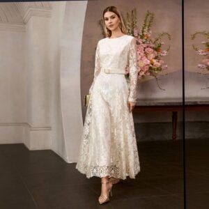 Vestido midi de encaje floral marfil con manga larga transparente, cinturón con hebilla dorada, vista frontal completa