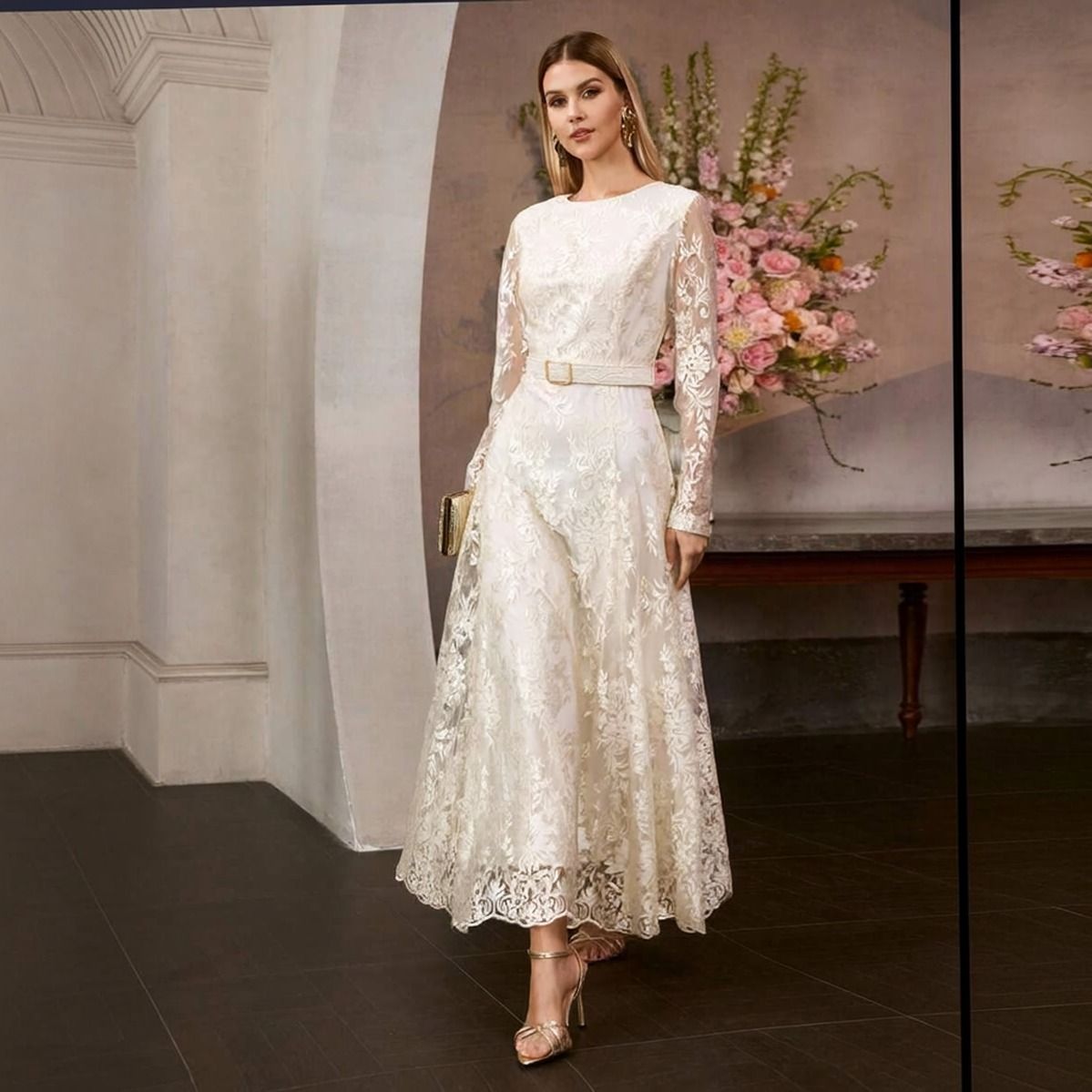 Vestido midi de encaje floral marfil con manga larga transparente, cinturón con hebilla dorada, vista frontal completa