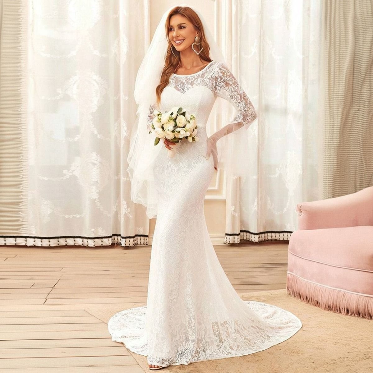 Modelo con vestido de novia sirena en encaje blanco, velo largo y ramo de flores blancas, vista frontal