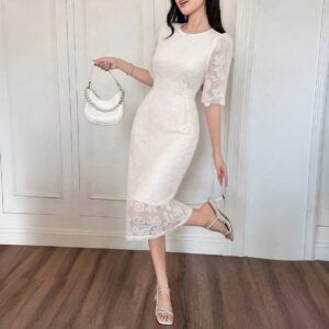Vestido midi blanco de encaje floral ajustado con manga corta, vista frontal de cuerpo completo de pie