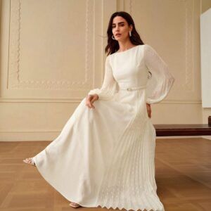 Vestido blanco largo con mangas abullonadas de encaje plisado y cinturon de perlas vista frontal completa