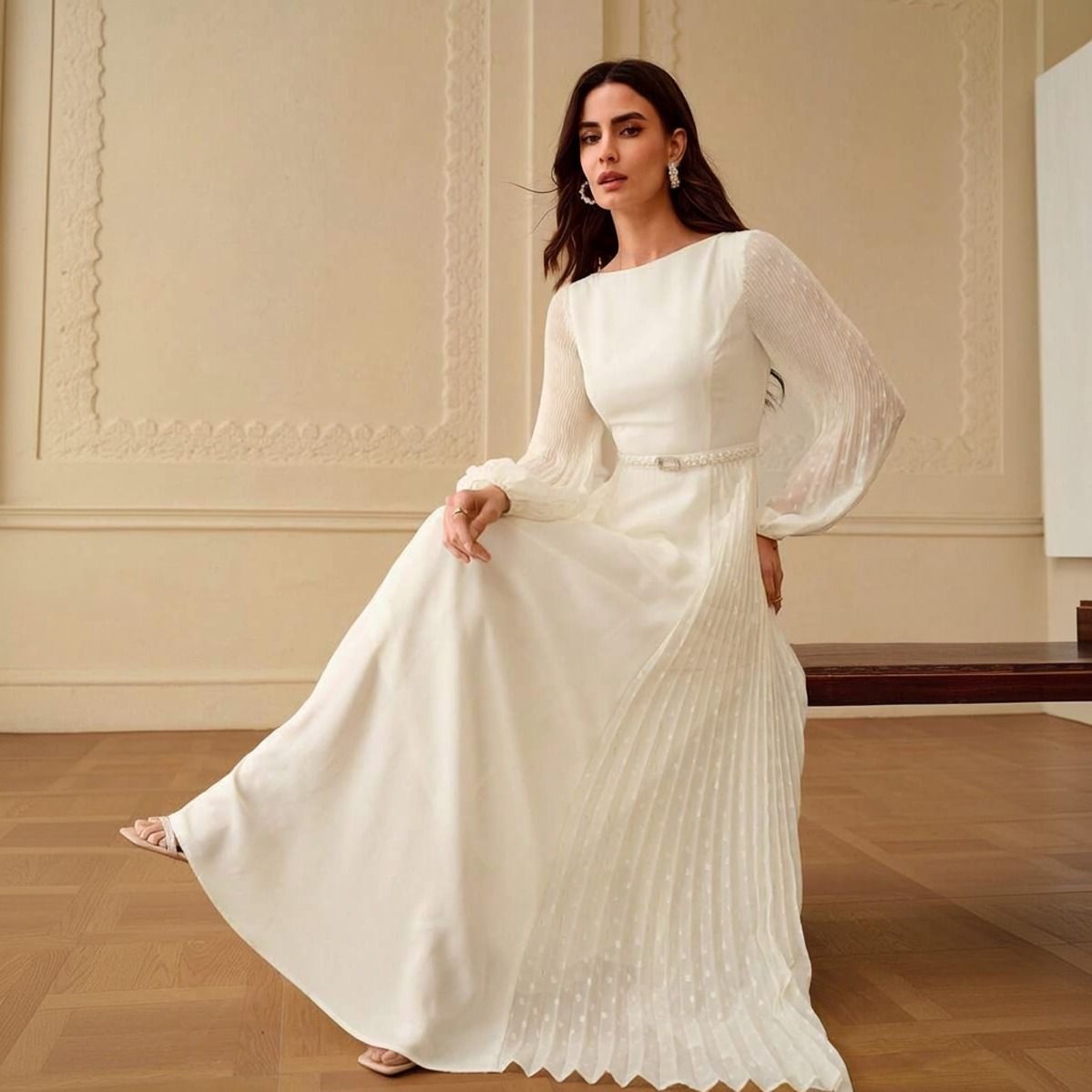 Vestido blanco largo con mangas abullonadas de encaje plisado y cinturon de perlas vista frontal completa