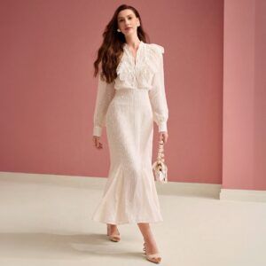 Vestido blanco sirena con volantes de encaje floral en el pecho, manga larga abullonada y falda midi evasé, vista frontal en movimiento