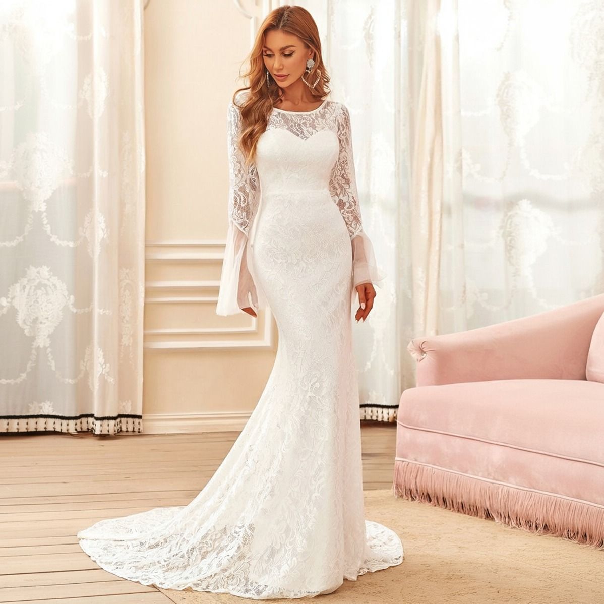 Vestido de novia blanco silueta sirena en encaje floral con mangas largas campana, vista frontal completa con cola