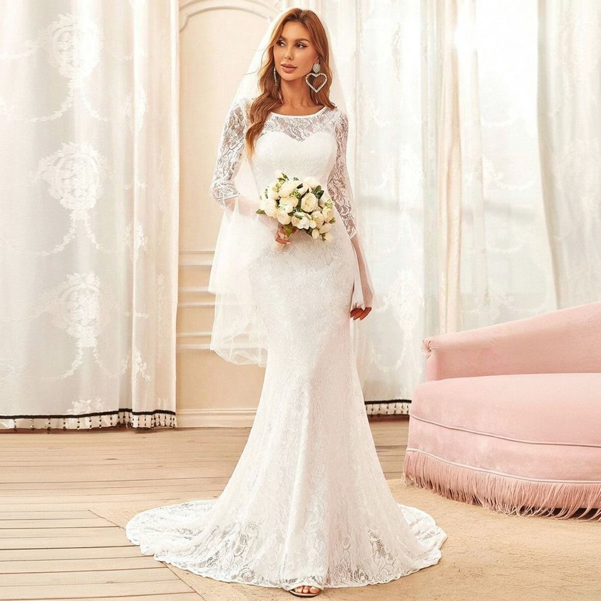 Vestido de novia sirena encaje floral blanco con cola extendida sobre el suelo y mangas campana de tul