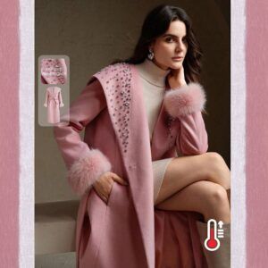 Modelo sentada con abrigo largo rosado de capucha con rhinestones plateados y puños de piel sintética rosada