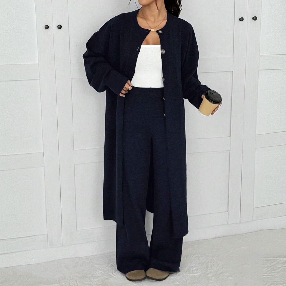 Conjunto cardigan largo azul marino con botones y pantalon wide leg a juego vista frontal