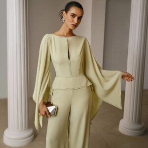 Enterito verde lima con top peplum, mangas capa con strass y escote keyhole, vista frontal medio cuerpo