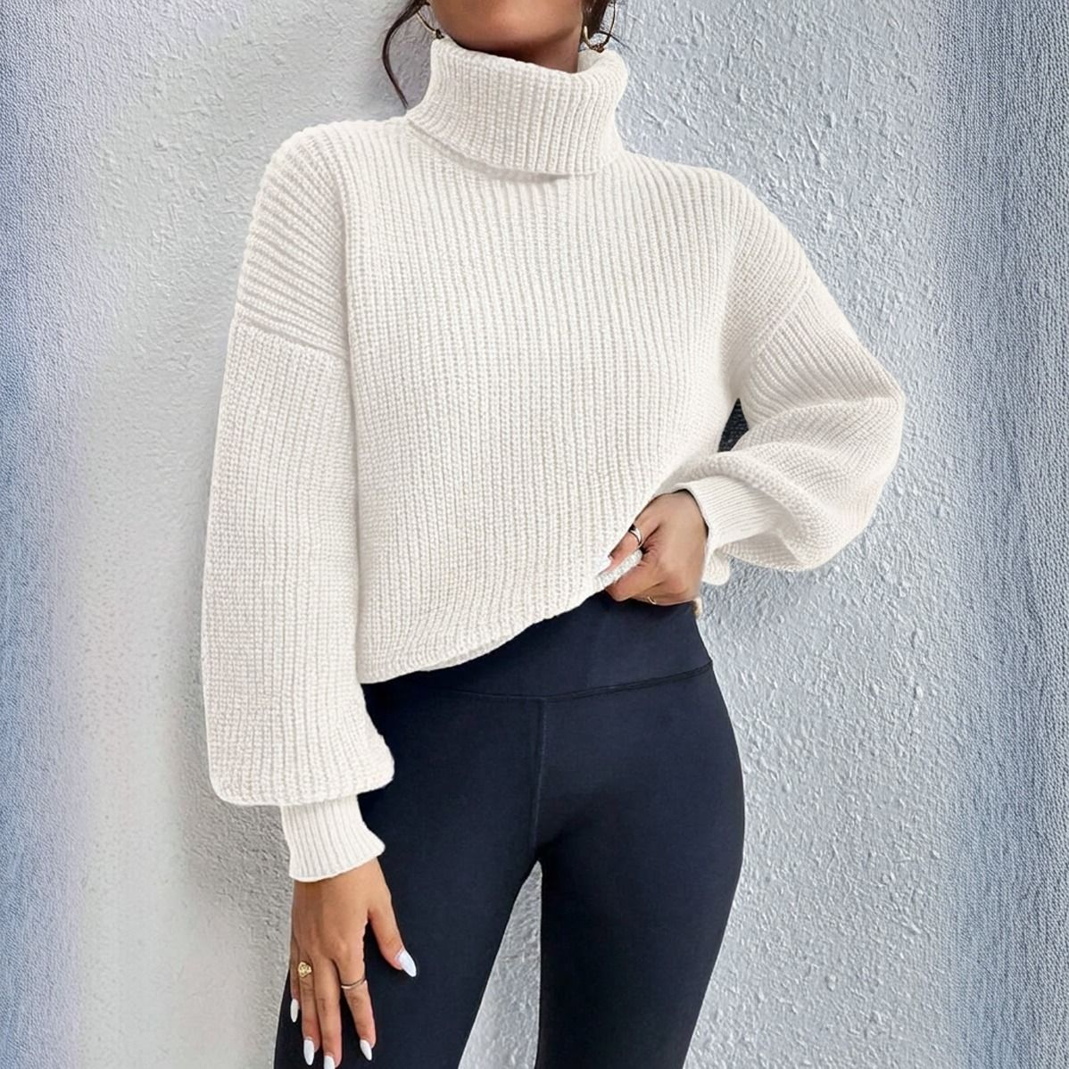 Sweater cuello tortuga crudo largo cropped con mangas murcielago amplias y puños ajustados en punto acanalado