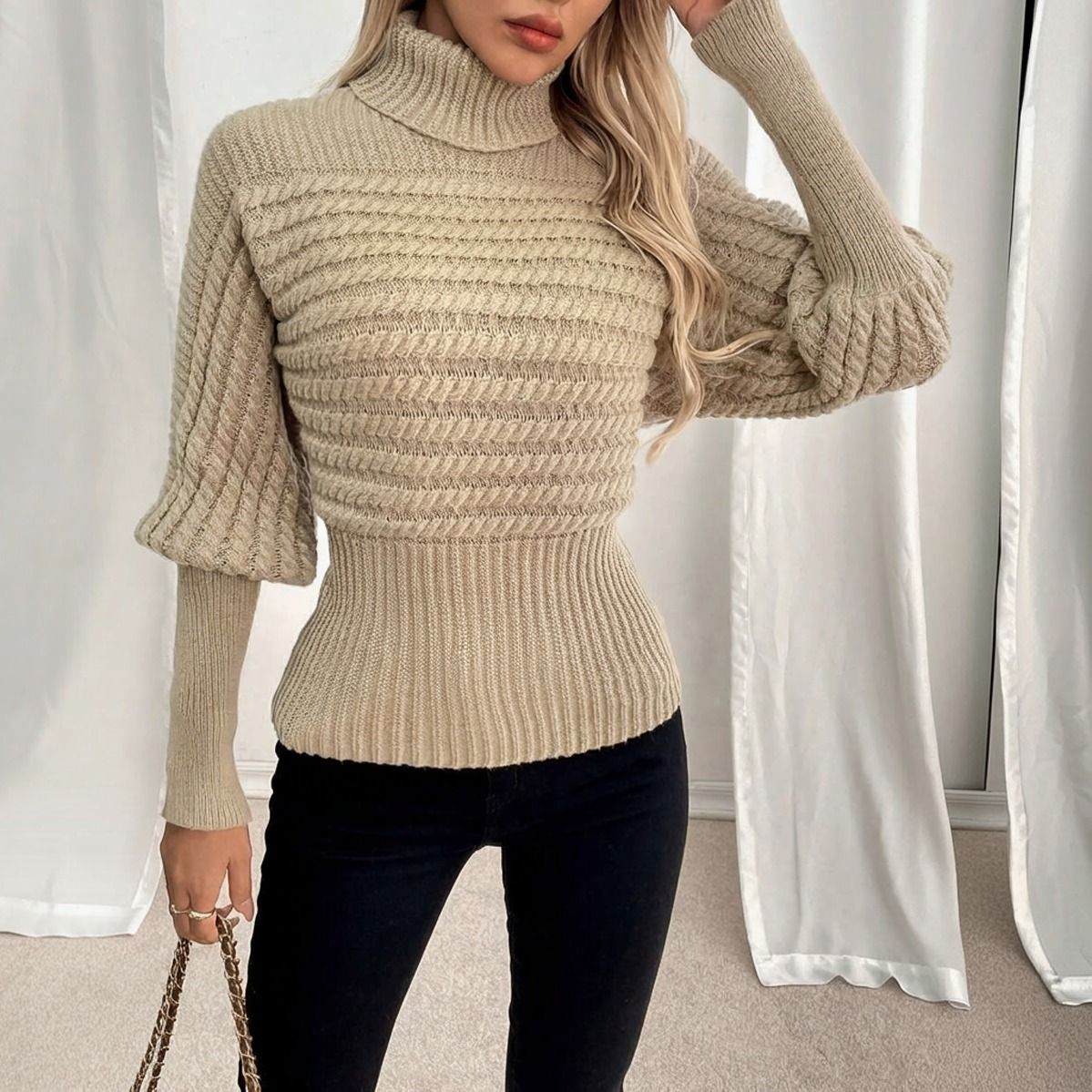 Sweater beige de punto trenzado horizontal con cuello alto volcado y mangas globo, vista frontal