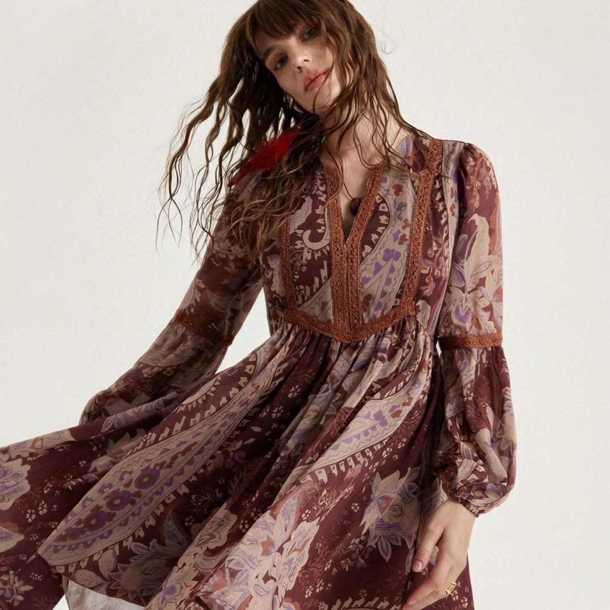 Vestido corto cafe con estampado paisley floral y escote V con cinta de crochet marron vista frontal