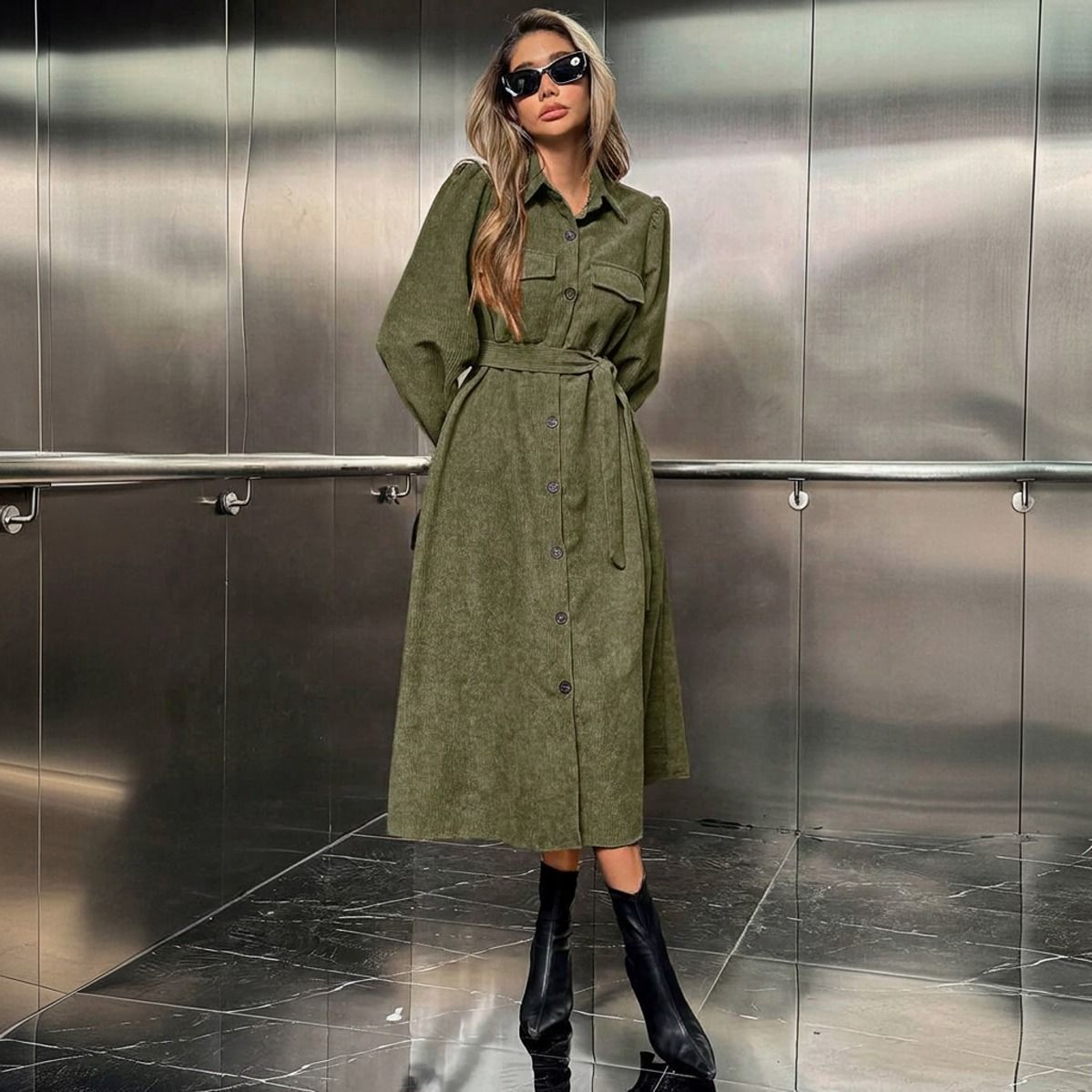 Vestido camisero midi verde oliva con botonadura frontal completa mangas globo y bolsillos de parche