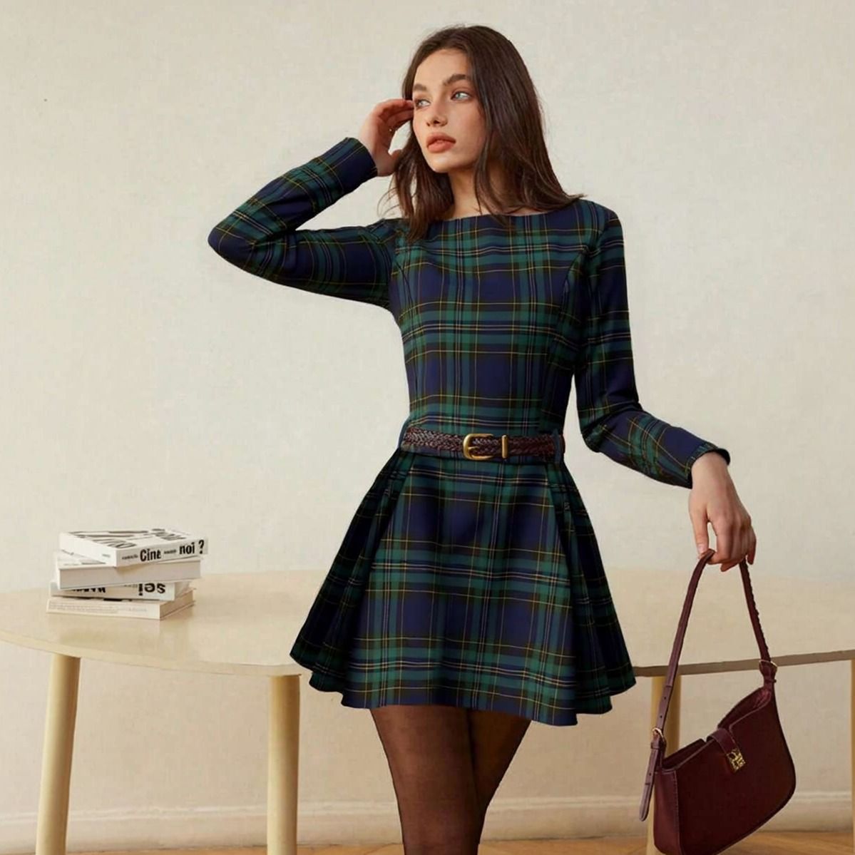 Vestido corto a cuadros tartan azul y verde con manga larga, cinturón trenzado café y falda plisada, vista frontal