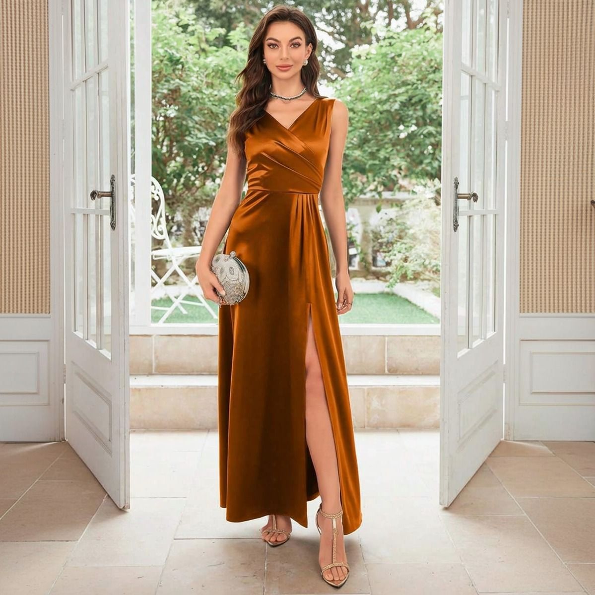 Vestido largo drapeado color cobre en satén con escote V cruzado y tajo lateral, vista frontal completa