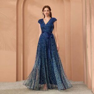 Vestido largo azul con estampado floral en tul, mangas cap y cinturón satinado, vista frontal completa