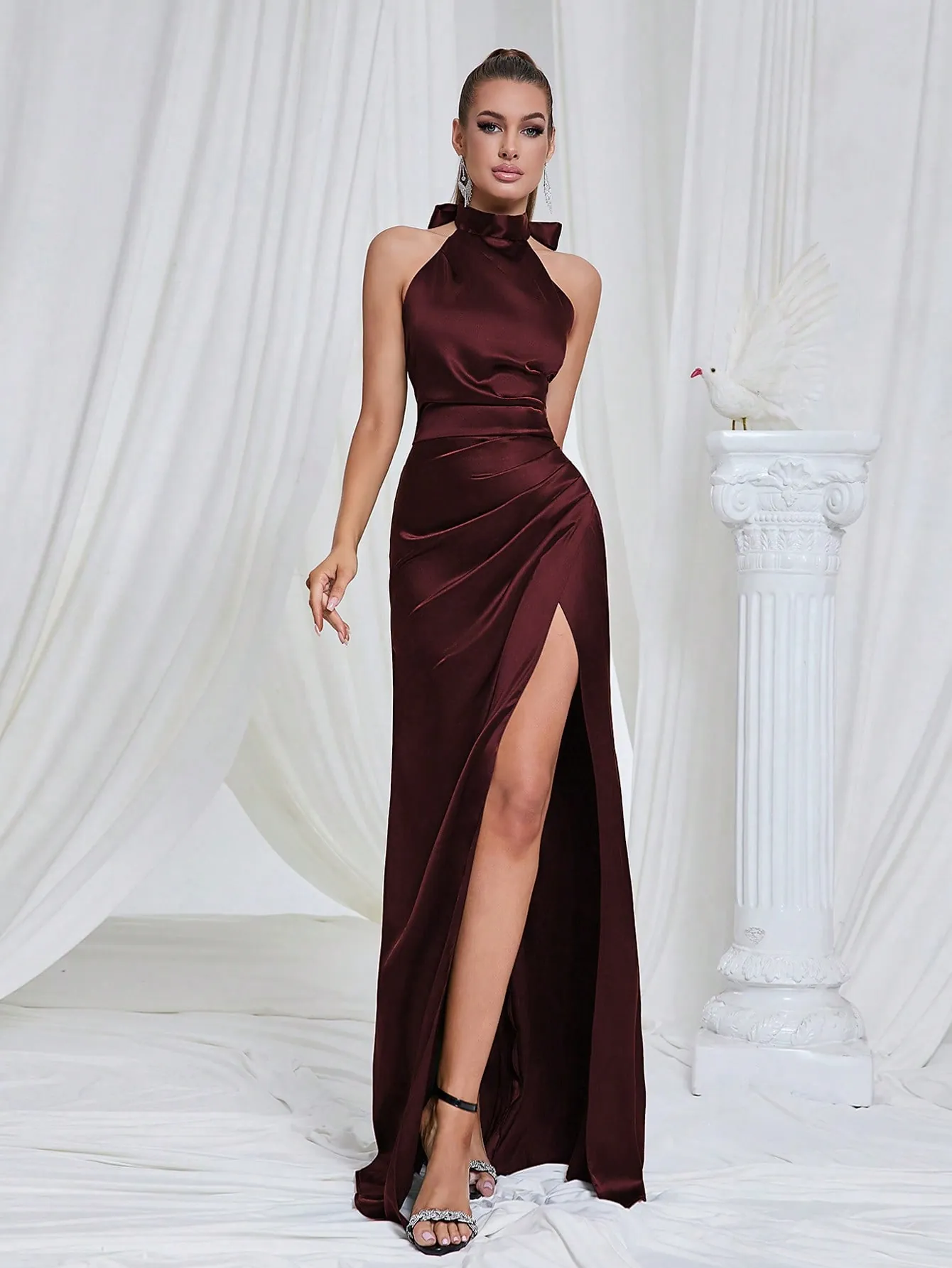 Vestido de gala 2026 color vino largo en satén con escote halter y abertura lateral — máxima etiqueta