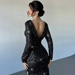 Vestido negro largo de lentejuelas onduladas visto desde la espalda mostrando escote en V profunda