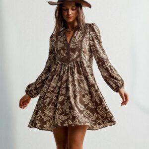 Vestido holgado corto café con estampado floral crema, escote V con crochet y mangas globo, vista frontal medio cuerpo