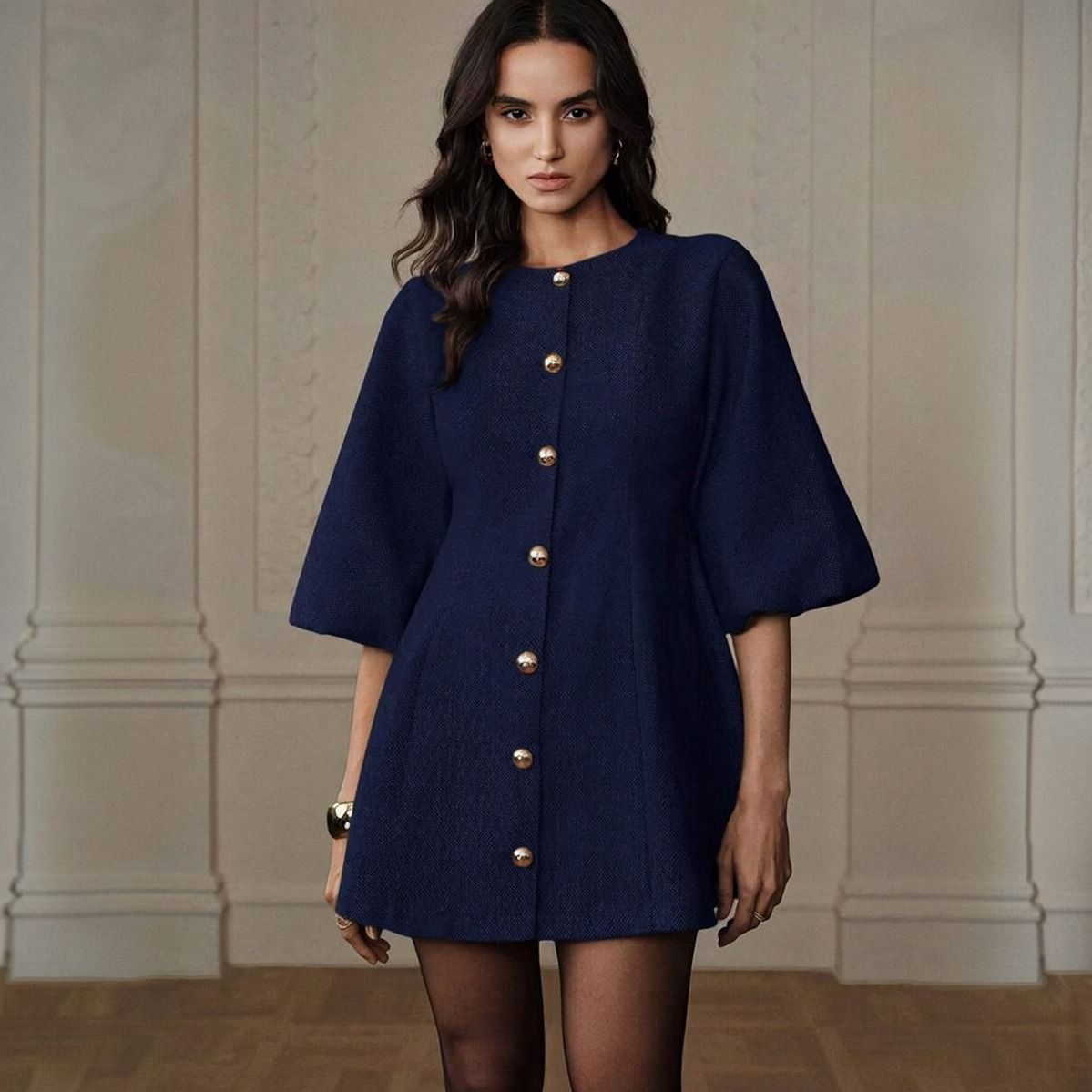 Vestido corto azul marino con mangas abullonadas tres cuartos y siete botones dorados, vista frontal de cuerpo entero