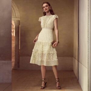 Vestido midi beige en encaje crochet floral con falda escalonada y manga corta, vista frontal cuerpo completo
