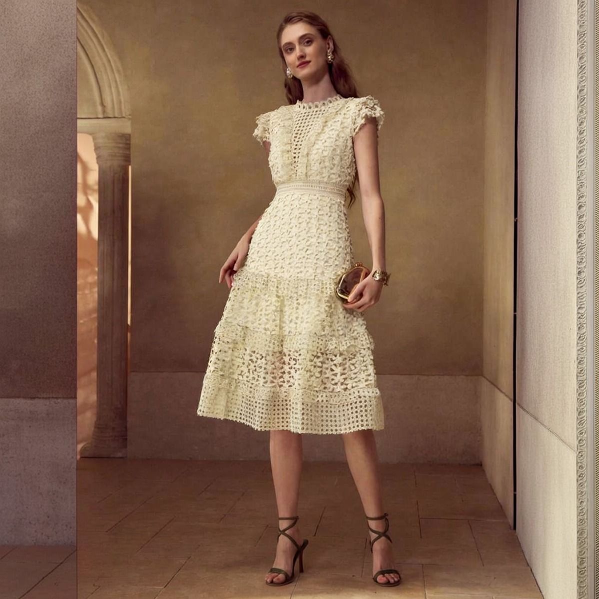 Vestido midi beige en encaje crochet floral con falda escalonada y manga corta, vista frontal cuerpo completo