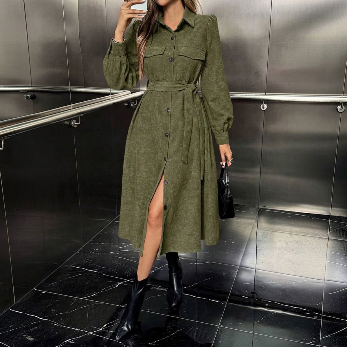 Vestido camisero verde oliva midi con abertura frontal en la falda por botonadura y botines negros
