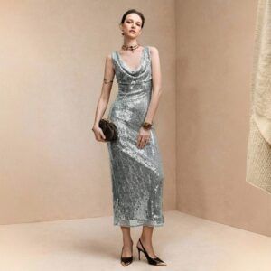 Vestido plateado de lentejuelas con escote drapeado cowl y largo midi, vista frontal de cuerpo completo