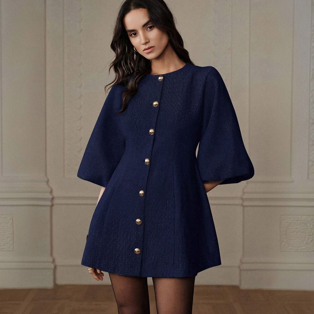 Vestido corto azul marino en tweed con botones dorados esféricos frontales y mangas abullonadas tres cuartos, vista frontal completa