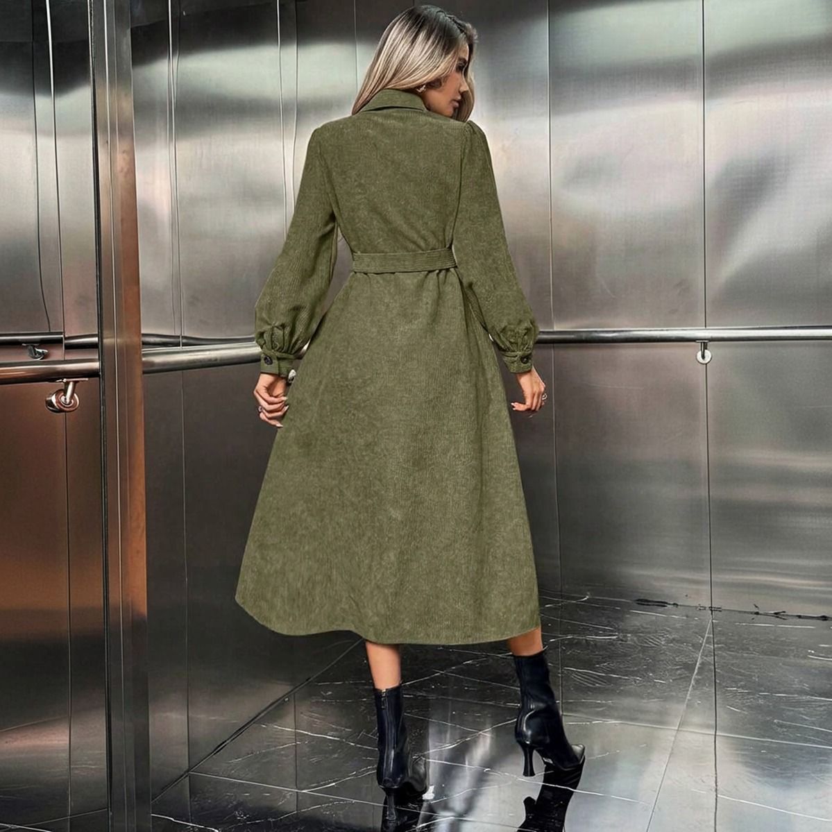 Vista trasera de vestido camisero midi verde oliva en cotele con cinturon anudado y falda linea A