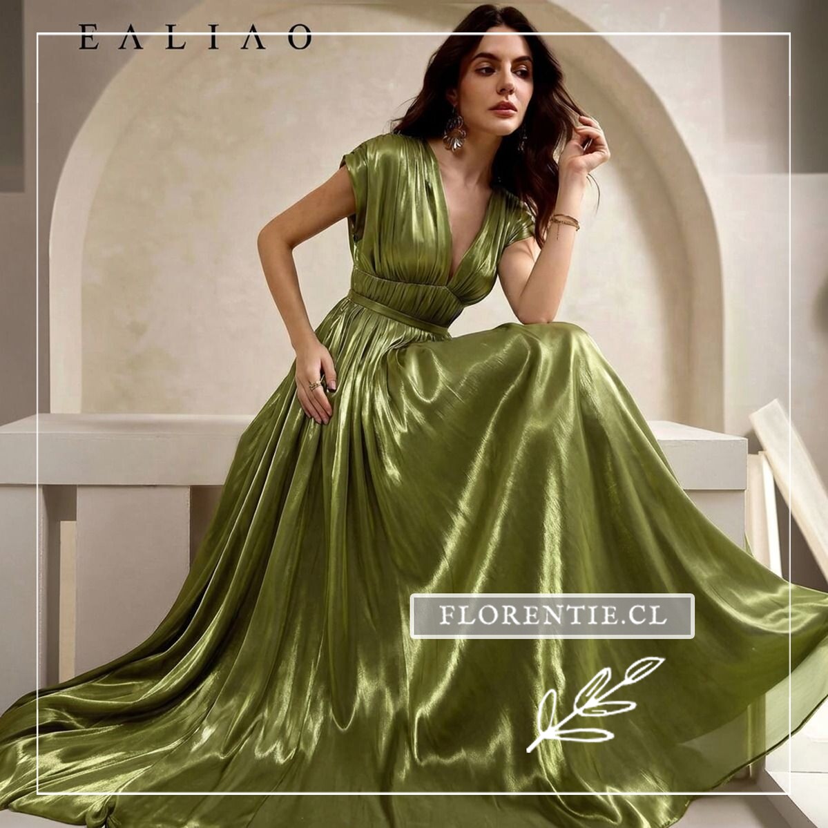 Modelo sentada con vestido largo verde oliva satinado, escote V profundo y falda amplia extendida