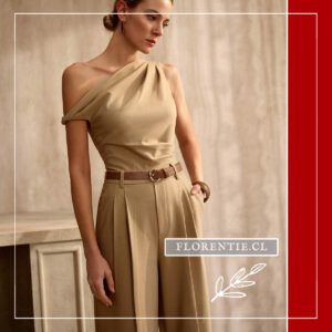 enterito beige arena escote un hombro drapeado con cinturón camel y pantalón palazzo