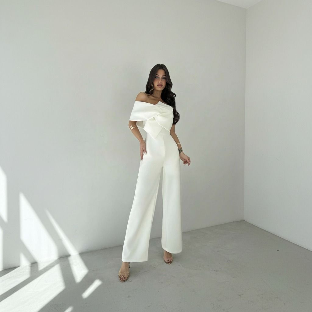 Vista frontal completa del enterito blanco marfil con pantalón de pierna ancha y sandalias de taco