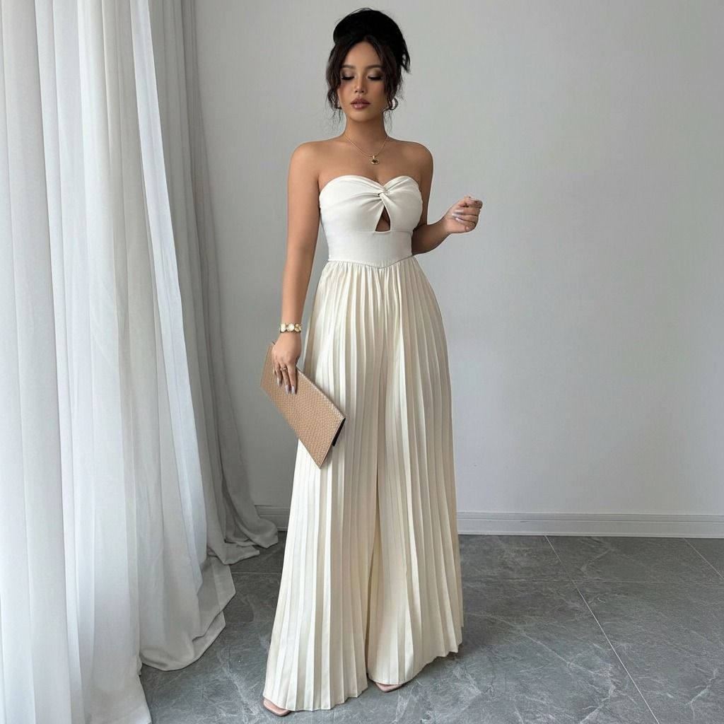 Enterito marfil combinado con clutch beige y sandalias nude, con pliegues del pantalón cayendo rectos