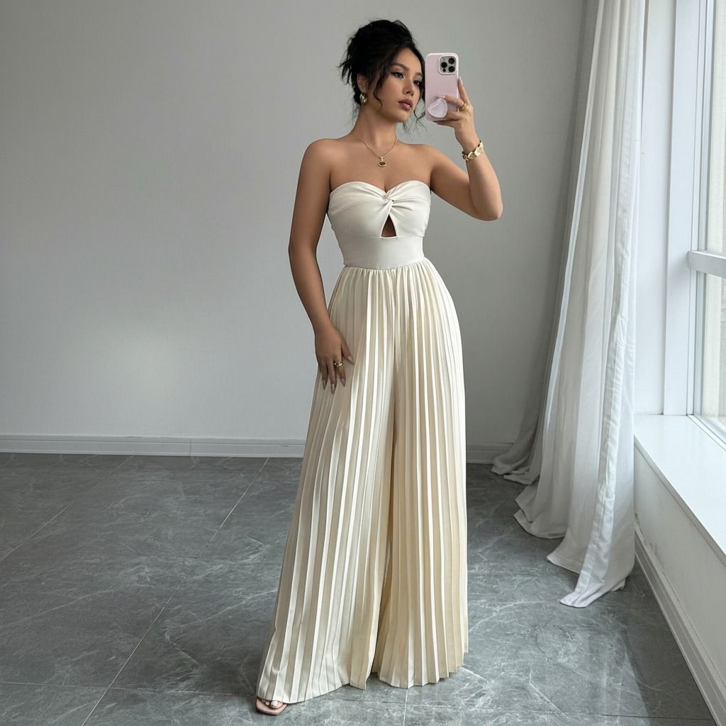 Enterito marfil junto a ventana, con amplitud de la pierna ancha plisada y torso strapless ajustado a la vista